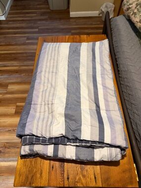 Reversible twin size comforter